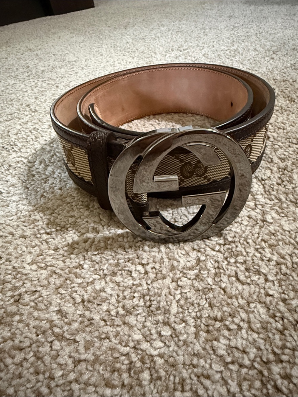Gucci women’s belt with Silver GG Buckle
